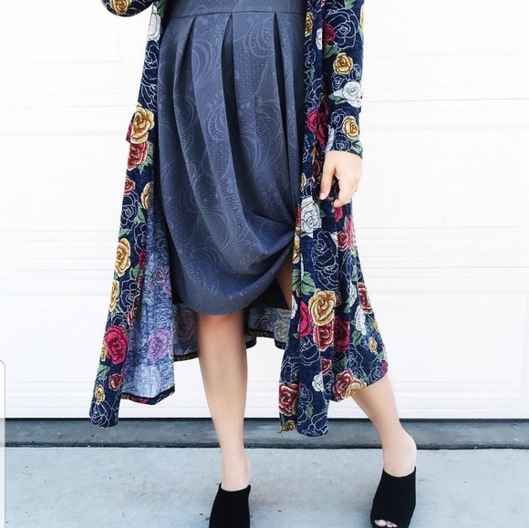 🥀Lularoe Sarah Cardigan with Roses🌹 - Picture 1 of 5